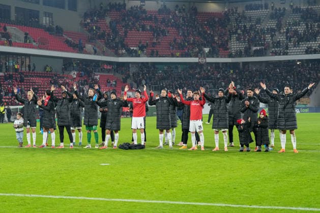 The team celebrates the victory and the entry into the quarterfinals with the fans , Soccer, Round of 16, DFB Pokal, 2025 26, SC Freiburg vs SV Darmstadt 98, 03 12 2025, Europa Park Stadion, Freiburg, Germany DFB REGULATIONS PROHIBIT ANY USE OF PHOTOGRAPHS AS IMAGE SEQUENCES AND OR QUASI VIDEO Freiburg Europa Park Stadion Baden Württemberg Germany Copyright: xArnexAmbergx