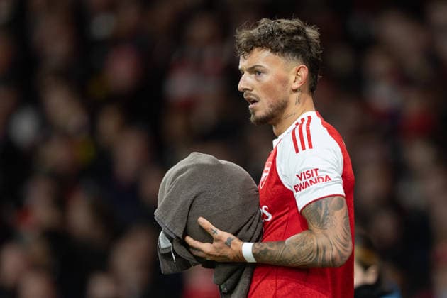 Arsenal v Brentford, Premier League, Football, The Emirates Stadium, London, UK - 03 Dec 2025 Ben White of Arsenal FC drys the match ball with a towel before taking a throw in London The Emirates Stadium Highbury GBR, UK NEWSPAPERS OUT Copyright: xEllixBirchx