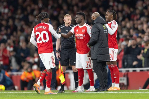 Arsenal v Brentford, Premier League, Football, The Emirates Stadium, London, UK - 03 Dec 2025 Noni Madueke of Arsenal FC is subbed off for Bukayo Saka of Arsenal FC London The Emirates Stadium Highbury GBR, UK NEWSPAPERS OUT Copyright: xEllixBirchx
