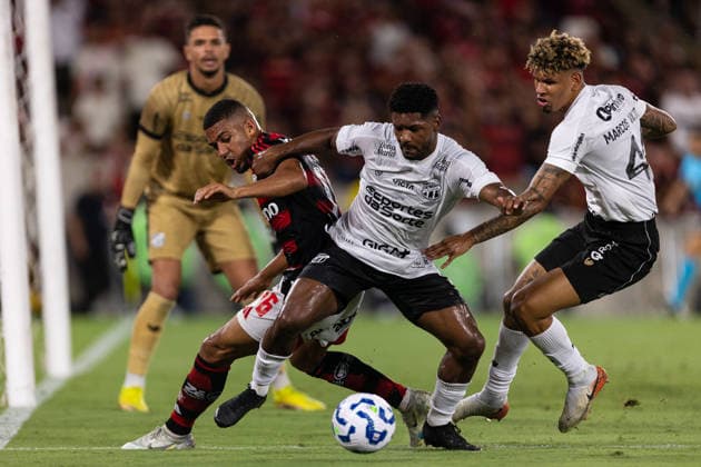Soccer - Brasileirao 2025 - Flamengo v Ceara RIO DE JANEIRO, BRAZIL - DECEMBER 03: SAMUEL LINO of Flamengo fights for the ball with FABIANO SOUZA of Ceara during the match between Flamengo and Ceara as part of Brasileirao 2025 at Maracana Stadium on December 03, 2025 in Rio de Janeiro, Brazil. Rio de Janeiro Maracana Stadium Brazil Copyright: xRuanoxCarneiroxRuanoxCarneirox