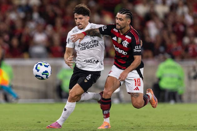 Soccer - Brasileirao 2025 - Flamengo v Ceara RIO DE JANEIRO, BRAZIL - DECEMBER 03: GIORGIAN DE ARRASCAETA of Flamengo fights for the ball during the match between Flamengo and Ceara as part of Brasileirao 2025 at Maracana Stadium on December 03, 2025 in Rio de Janeiro, Brazil. Rio de Janeiro Maracana Stadium Brazil Copyright: xRuanoxCarneiroxRuanoxCarneirox