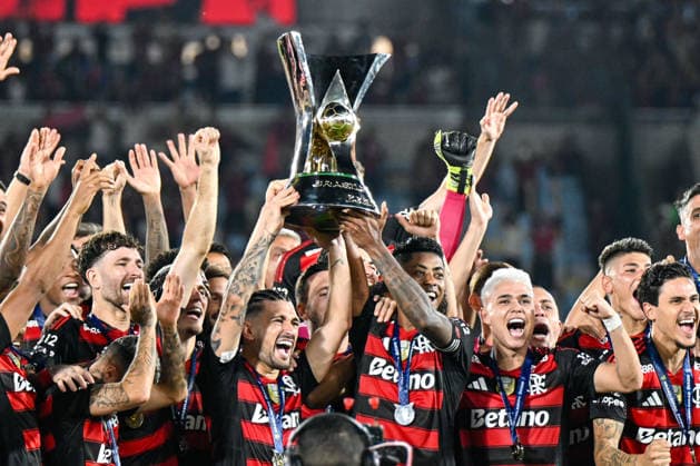 Flamengo x Ceara RIO DE JANEIRO, RJ - 03.12.2025: FLAMENGO X CEARA - Flamengo vs Ceara held at the Maracana Stadium for the 2025 Brazilian Championship, Serie A, 37th round, on Wednesday night (03), in Rio de Janeiro, RJ. Team with the trophy (Photo: Celso Pupo Fotoarena) x2852942x  CelsoxPupo
