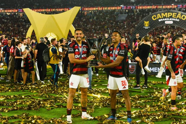 Flamengo x Ceara RIO DE JANEIRO, RJ - 03.12.2025: FLAMENGO X CEARA - Clube Regatas Flamengo is the 2025 Brazilian champion. The club was crowned champion after a victory over Ceara at the Maracana stadium. Players and coaching staff lifted the trophy and celebrated with friends and family. (Photo: Carlos Santtos Fotoarena) x2852958x  CarlosxSanttos