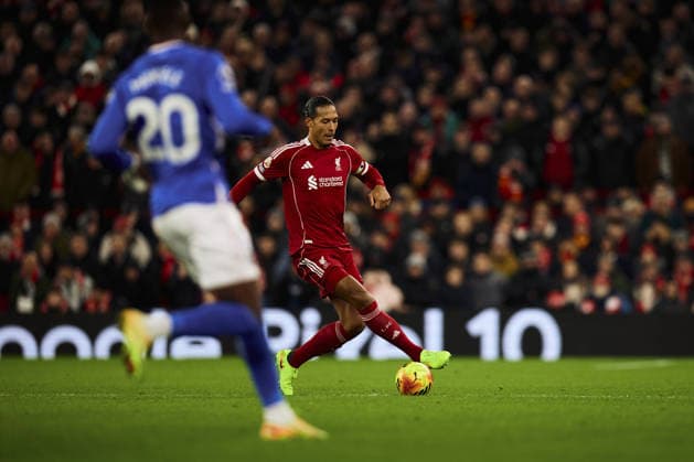 LIVERPOOL, ENGLAND, DEC 03: Virgil van Dijk of Liverpool controls the ball during the Premier League match between Liverpool and Sunderland on December 03, 2025 in Liverpool, England. Photo by Kobie Abott SPP Copyright: xKobiexAbott SPPx Sportspressphoto_SPR69731
