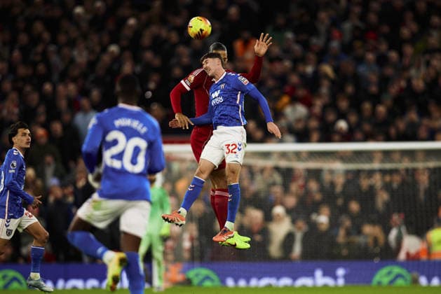 LIVERPOOL, ENGLAND, DEC 03: Virgil van Dijk of Liverpool and Trai Hume of Sunderland fight for possession during the Premier League match between Liverpool and Sunderland on December 03, 2025 in Liverpool, England. Photo by Kobie Abott SPP Copyright: xKobiexAbott SPPx Sportspressphoto_SPR69758