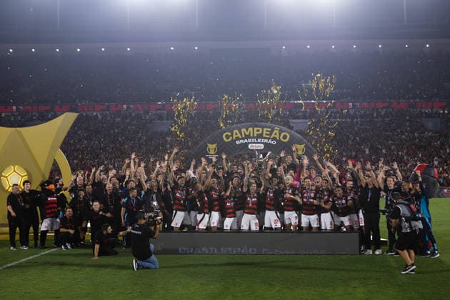 Soccer - Brasileirao 2025 - Flamengo v Ceara RIO DE JANEIRO, BRAZIL - DECEMBER 03: BRUNO HENRIQUE and GIORGIAN DE ARRASCAETA of Flamengo lift the trophy after winning the championship following the Brasileirao 2025 match between Flamengo and Ceara as part of Brasileirao 2025 at Maracana Stadium on December 03, 2025 in Rio de Janeiro, Brazil. Rio de Janeiro Maracana Stadium Brazil Copyright: xRuanoxCarneiroxRuanoxCarneirox