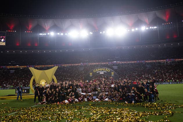 Soccer - Brasileirao 2025 - Flamengo v Ceara RIO DE JANEIRO, BRAZIL - The Team of Flamengo pose for a photo with the trophy after winning the championship following the Brasileirao 2025 match between Flamengo and Ceara as part of Brasileirao 2025 at Maracana Stadium on December 03, 2025 in Rio de Janeiro, Brazil. Rio de Janeiro Maracana Stadium Brazil Copyright: xRuanoxCarneiroxRuanoxCarneirox