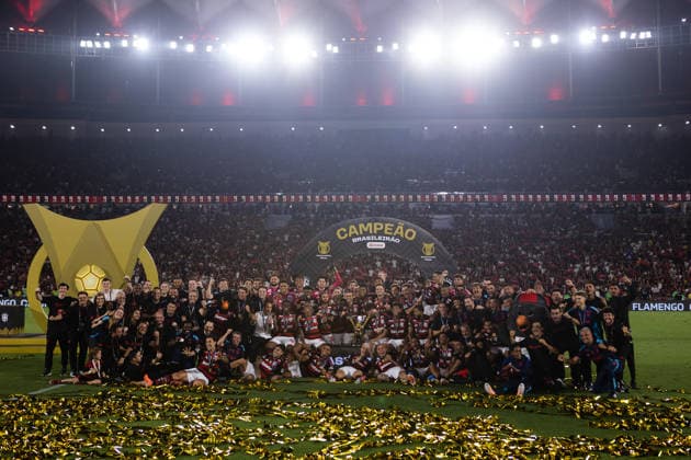 December 3, 2025, Rio De Janeiro, Rio De Janeiro, Brazil: RIO DE JANEIRO, BRAZIL - The Team of Flamengo pose for a photo with the trophy after winning the championship following the Brasileirao 2025 match between Flamengo and Ceara as part of Brasileirao 2025 at Maracana Stadium on December 03, 2025 in Rio de Janeiro, Brazil. Rio De Janeiro Brazil - ZUMAc227 20251203_zsp_c227_022 Copyright: xRuanoxCarneirox