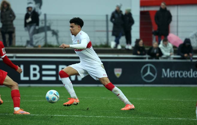 30.11.25 U19 VfB Stuttgart - U19 Kickers Offenbach Deutschland, Stuttgart, 30.11.2025, Fussball, U19-DFB-Nachwuchsliga, Saison 2025 2026, U19 VfB Stuttgart - U19 Kickers Offenbach (9:1): Gabriel Bruno Zarrella (VfB Stuttgart).