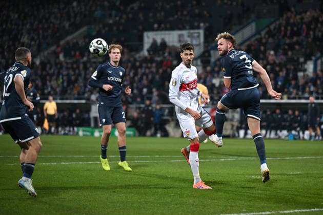 Philipp Strompf VfL Bochum , Atakan Karazor VfB Stuttgart , Mats Pannewig VfL Bochum , Maximilian Wittek VfL Bochum , v re 03 12 2025, Fußball DFB Pokal, Saison 2025 2026, Achtelfinale, VfL Bochum VfB Stuttgart 0 2 DFB regulations prohibit any use of photographs as image sequences and or quasi video Bochum Vonovia Ruhrstadion Nordrhein Westfalen Germany Team2