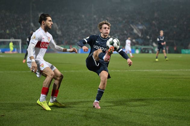 Kacper Koscierski VfL Bochum , Leonidas Stergiou VfB Stuttgart , v re 03 12 2025, Football DFB Pokal, Season 2025 2026, Round of 16, VfL Bochum VfB Stuttgart 0 2 DFB regulations prohibit any use of photographs as image sequences and or quasi video Bochum Vonovia Ruhrstadion Nordrhein Westfalen Germany Team2