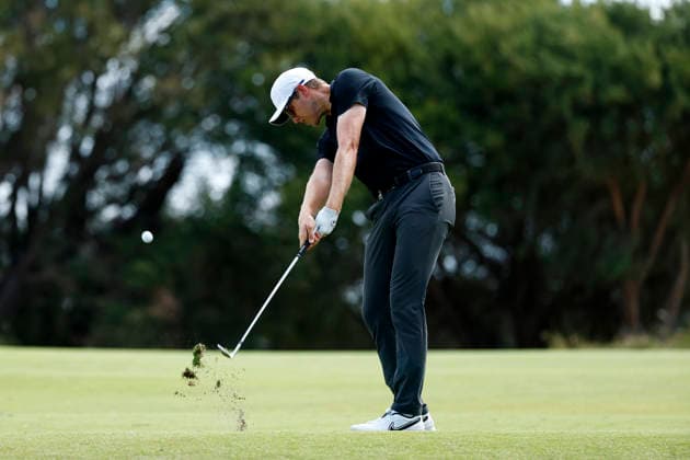 GOLF AUSTRALIAN OPEN, Cameron Davis of Australia plays his shot during Round One of the Australian Open Golf tournament at the Royal Melbourne Golf Club in Melbourne, Thursday, December 4, 2025. ( NO ARCHIVING, EDITORIAL USE ONLY MELBOURNE VICTORIA AUSTRALIA  Copyright: xCONxCHRONISx 20251204134687936458
