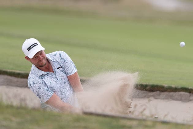 December 4, 2025, Melbourne, Victoria, Australia: Danny Willett of England hits a ball from the bunker on day one of the 2025 Crown Australian Open at The Royal Melbourne Golf Club in Melbourne, Victoria, Australia. Melbourne Australia - ZUMAl303 20251204_aaf_l303_025 Copyright: xSydneyxLowx