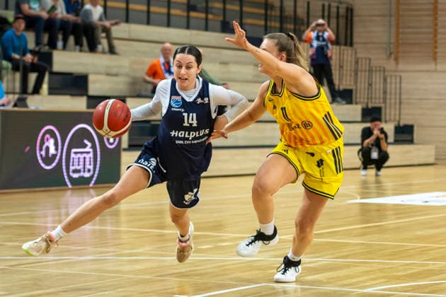 Toyota DBBL Cup Round of 16 2025 2026 Syntainics MBC vs Alba Berlin Halle Saale, Germany 03 December 2025 In the picture from left Katelyn Shumate Halle and Nina Rosemeyer Berlin Halle Saale swh Arena Sachsen Anhalt Germany
