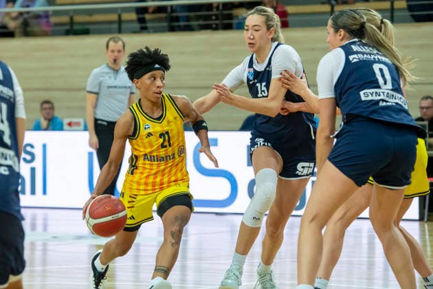 Toyota DBBL Cup Round of 16 2025 2026 Syntainics MBC vs Alba Berlin Halle Saale, Germany 03 December 2025 In the picture from left Deeshyra Thomas Berlin , Sona Svetlikova Halle and Alexia Allesch Halle Halle Saale swh Arena Sachsen Anhalt Germany