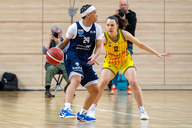 Toyota DBBL Cup Round of 16 2025 2026 Syntainics MBC vs Alba Berlin Halle Saale, Germany 03 December 2025 Pictured from left Liz Smith Halle and Lena Gohlisch Berlin Halle Saale swh Arena Sachsen Anhalt Germany
