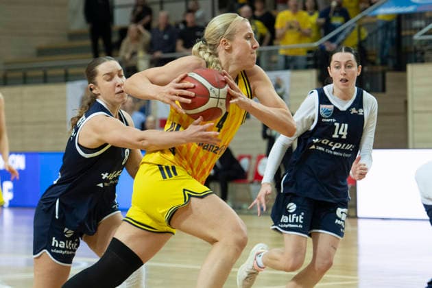 Toyota DBBL Cup Round of 16 2025 2026 Syntainics MBC vs Alba Berlin Halle Saale, Germany 03 December 2025 In the picture from left in the duel Anna Suckstorff Halle , Marie Bertholdt Berlin and Katelyn Shumate Halle Halle Saale swh Arena Sachsen Anhalt Germany