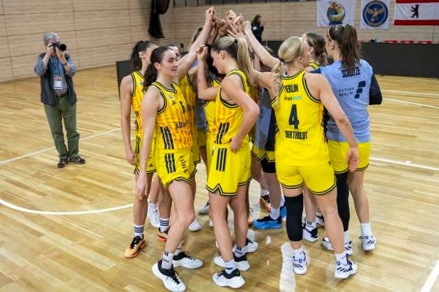 Toyota DBBL Cup Round of 16 2025 2026 Syntainics MBC vs Alba Berlin Halle Saale, Germany 03 December 2025 In the picture The players of Berlin form a team circle to close ranks Halle Saale swh Arena Sachsen Anhalt Germany
