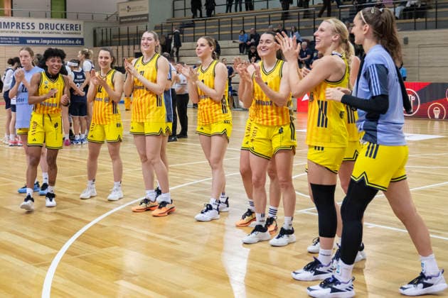 Toyota DBBL Cup Round of 16 2025 2026 Syntainics MBC vs Alba Berlin Halle Saale, Germany 03 December 2025 In the picture The team from Berlin celebrates their victory against Halle Halle Saale swh Arena Sachsen Anhalt Germany