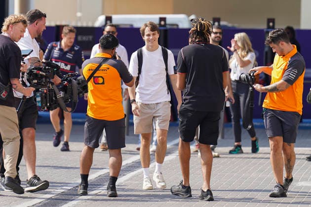 FORMULA ONE ABU DHABI GRAND PRIX 2025 Oscar Piastri 81 (Aus), McLaren MCL39 arrives at the track during Media Day at the Formula One Etihad Airways Abu Dhabi Grand Prix 2025 at the Yas Marina Circuit, Yas Island, United Arab Emirates on 4 December 2025 Credit: Eleanor Hoad Every Second Media Editorial use only. All images are copyright Every Second Media Limited. No images may be reproduced without prior permission. Copyright: xIMAGO EveryxSecondxMediax ESM-1690-0019 EleanorxHoadx xEveryxSecondxMediax