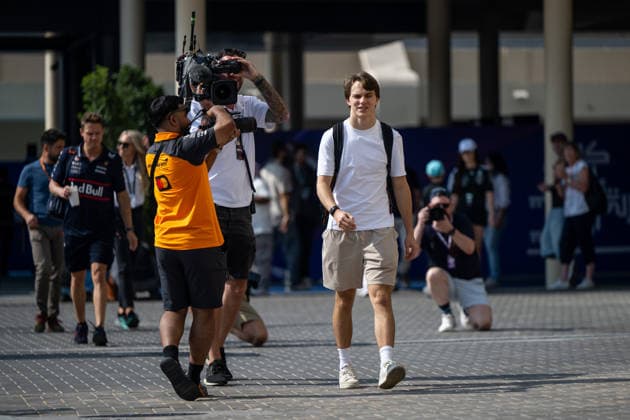 Oscar Piastri McLaren Formula 1 Team, Australia, 81 , next to TV cameras, UAE, Formula 1 World Championship, Abu Dhabi Grand Prix, Yas Marina Circuit, Media Day, 04 12 2025 UAE, Formula 1 World Championship, Abu Dhabi Grand Prix, Yas Marina Circuit, Media Day, 04 12 2025 Yas Marina Island Copyright: xEibner-Pressefoto Memmlerx EP_MMR
