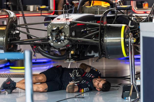 Formula 1 Etihad Airways Abu Dhabi Grand Prix 2025 Alexis Perrin OVERTAKE MAXPPP - Abu Dhabi 04 12 2025 Oracle Red Bull Racing car in the box in the pitlane at the Formula 1 Etihad Airways Abu Dhabi Grand Prix 2025, the 24th round of the 2025 FIA Formula 1 World Championship, WM, Weltmeisterschaft at Yas Marina Circuit in Abu Dhabi, United Arab Emirates, from 4 to 7 December 2025 Abu Dhabi Yas Marina Circuit United Arab Emirates  Copyright: xOVERTAKE MAXPPPxAlexisxPerrinx OVT202512040890 OVT202512040890