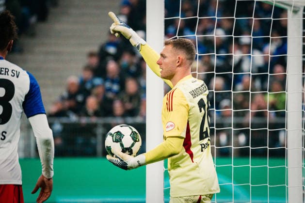DFB Pokal Hamburger SV vs Holstein Kiel, 03 12 2025 Daniel Peretz Hamburger SV, 26 points the finger upwards Football, DFB Pokal, Round of 16 Hamburger SV vs Holstein Kiel on 03 12 2025 at Volksparkstadion, Hamburg DFB REGULATIONS PROHIBIT ANY USE OF PHOTOGRAPHS AS IMAGE SEQUENCES AND OR QUASI VIDEO Copyright: xBEAUTIFULxSPORTS Tonhäuserx