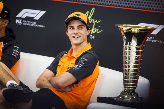 Sport Bilder des Tages F1 - ABU DHABI GRAND PRIX 2025 PIASTRI Oscar (aus), McLaren F1 Team MCL39, portrait with the World Championship, WM, Weltmeisterschaft Trophy during the 2025 Formula 1 Abu Dhabi Grand Prix, 24th round of the 2025 FIA Formula One World Championship from December 05 to 07, 2025 on the Yas Marina Circuit, in Abu Dhabi, United Arab Emirates - Abu DhabiUnited Arab Emirates  Copyright: xFLORENTxGOODENx