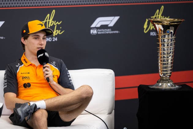 Oscar Piastri McLaren Formula 1 Team, Australia, 81 , behind World Championship trophy, UAE, Formula 1 World Championship, Abu Dhabi Grand Prix, Yas Marina Circuit, Media Day, 04 12 2025 UAE, Formula 1 World Championship, Abu Dhabi Grand Prix, Yas Marina Circuit, Media Day, 04 12 2025 Yas Marina Island Copyright: xEibner-Pressefoto Memmlerx EP_MMR