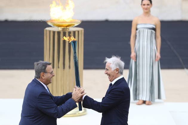 Sport Bilder des Tages Milano Cortina 2026 Winter Olympics - President of the Greek Olympic Committee Isidoros Kouvelos (L) hands over the torch with the Olympic Flame to Giovanni Malago, President of the Milano Cortina 2026 during the handover ceremony of the Olympic Flame for the Milano Cortina 2026 Winter Olympics, at the Panathenaic Stadium in Athens, Greece, 04 December 2025. IMAGO ONE INCH PRODUCTIONS ATHENS Greece Copyright: xOnexInchxProductionsx 6764022