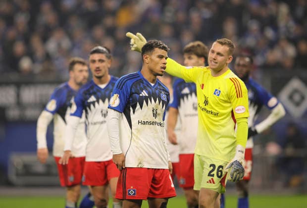 Photo Disappointment and disagreement with Ransford Königsdörffer HSV and goalkeeper Daniel PERETZ , right Soccer Bundesliga , DFB Pokal on Wed 03 12 2025 Hamburger SV Holstein Kiel