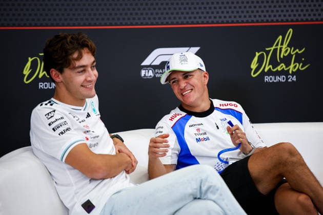 Isack Hadjar of France and Visa Cash App RB and George Russell of Great Britain and Mercedes AMG Petronas F1 Team , Previews, F1 Grand Prix of Abu Dhabi, am 04. December 2025 in Abu Dhabi, United Arab Emirates. (Foto von Diogo Cardoso DeFodi Images) Isack Hadjar of France and Visa Cash App RB and George Russell of Great Britain and Mercedes AMG Petronas F1 Team , Previews, F1 Grand Prix of Abu Dhabi, Yas Marina Circuit on December 4, 2025 in Abu Dhabi, United Arab Emirates. (Photo by Diogo Cardoso DeFodi Images)