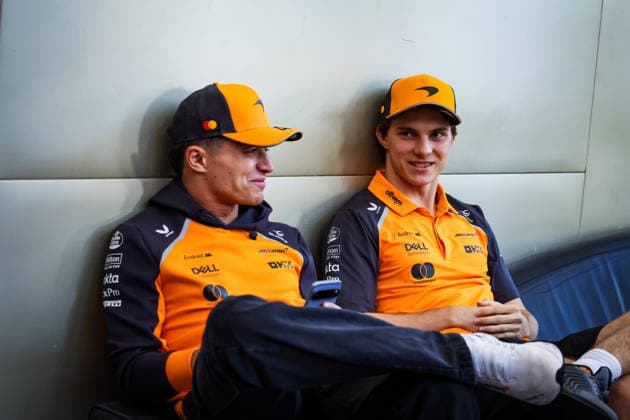 Sport Bilder des Tages F1 - ABU DHABI GRAND PRIX 2025 NORRIS Lando (gbr), McLaren F1 Team MCL39, PIASTRI Oscar (aus), McLaren F1 Team MCL39, portrait during the 2025 Formula 1 Abu Dhabi Grand Prix, 24th round of the 2025 FIA Formula One World Championship, WM, Weltmeisterschaft from December 05 to 07, 2025 on the Yas Marina Circuit, in Abu Dhabi, United Arab Emirates - Abu DhabiUnited Arab Emirates  Copyright: xFLORENTxGOODENx