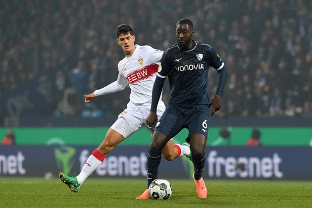 Chema Andres (VfB Stuttgart) und Ibrahima Sissoko (VfL Bochum) im Zweikampf waehrend des DFB-Pokal Spiels zwischen VfL Bochum v VfB Stuttgart, Vovovia-Ruhrstadion am 03. December 2025 in Bochum, Deutschland. (Foto von Ralf Treese DeFodi Images) +++ Chema Andres (VfB Stuttgart) und Ibrahima Sissoko (VfL Bochum) battle for the ball during the DFB-Pokal match between VfL Bochum v VfB Stuttgart at Vonovia-Ruhrstadion on December 3, 2025 in Bochum, Germany. (Photo by Ralf Treese DeFodi Images) (Photo by Ralf Treese DeFodi Images) *** Chema Andres VfB Stuttgart and Ibrahima Sissoko VfL Bochum in a duel during the DFB Pokal match between VfL Bochum v VfB Stuttgart, Vovovia Ruhrstadion on December 03, 2025 in Bochum, Germany Photo by Ralf Treese DeFodi Images Chema Andres VfB Stuttgart and Ibrahima Sissoko VfL Bochum battle for the ball during the DFB Pokal match between VfL Bochum v VfB Stuttgart at Vonovia Ruhrstadion on December 3, 2025 in Bochum, Germany Photo by Ralf Treese DeFodi Images Photo by Ralf Treese DeFodi Images