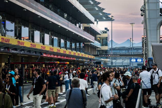 2025 Formula One Abu Dhabi Grand Prix Yas Marina Circuit, Abu Dhabi, United Arab Emirates 4.December.2025; General view of the pitlane during Formula One Abu Dhabi Grand Prix (Photo by Jay Hirano) Abu Dhabi Yas Marina Circuit United Arab Emirates Copyright: xJayxHiranox