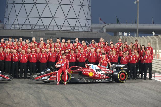 04 12 2025, Yas Marina Circuit, Abu Dhabi, Formula 1 Etihad Airways Abu Dhabi Grand Prix 2025 , pictured Scuderia Ferrari final team photo 2025 with Charles Leclerc MCO , Scuderia Ferrari HP and Lewis Hamilton GBR , Scuderia Ferrari HP Photo by Alessandro Martellotta Hasan Bratic DeFodi Images