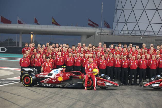 04 12 2025, Yas Marina Circuit, Abu Dhabi, Formula 1 Etihad Airways Abu Dhabi Grand Prix 2025 , pictured Scuderia Ferrari final team photo 2025 with Charles Leclerc MCO , Scuderia Ferrari HP and Lewis Hamilton GBR , Scuderia Ferrari HP Photo by Alessandro Martellotta Hasan Bratic DeFodi Images