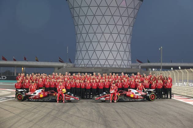 04 12 2025, Yas Marina Circuit, Abu Dhabi, Formula 1 Etihad Airways Abu Dhabi Grand Prix 2025 , pictured Scuderia Ferrari final team photo 2025 with Charles Leclerc MCO , Scuderia Ferrari HP and Lewis Hamilton GBR , Scuderia Ferrari HP Photo by Alessandro Martellotta Hasan Bratic DeFodi Images