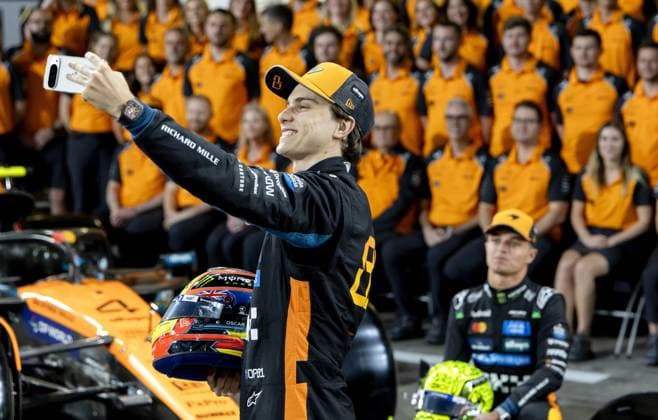 ABU DHABI - Oscar Piastri and Lando Norris (McLaren) during a team photo at the Yas Marina Circuit ahead of the Abu Dhabi Grand Prix. ANP SANDER KONING xVIxANPxSportx xxANPxIVx 543865219 originalFilename: 543865219.jpg