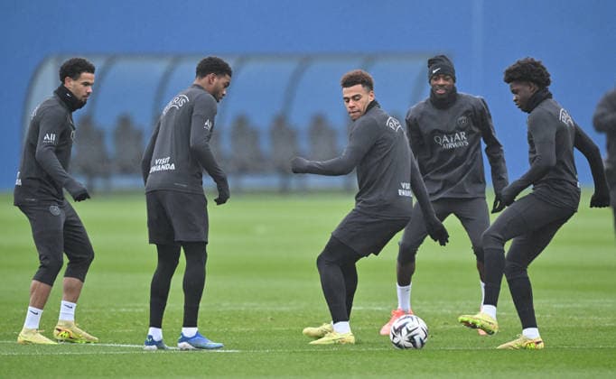 Paris Saint-Germain media day at the PSG Campus POISSY, FRANCE - DECEMBER 04: Players of Paris Saint-Germain Desire Doue (C), Ousmane Dembele (2nd R) and Warren Zaire-Emery (L) in action during a training session on media day at the PSG Campus in Poissy, west of Paris, France on December 04, 2025. Mustafa Yalcin Anadolu Poissy France. Editorial use only. Please get in touch for any other usage.  Copyright: x2025xAnadoluxMustafaxYalcinx
