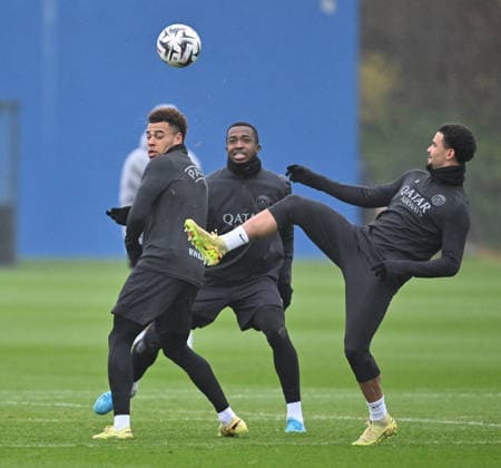Paris Saint-Germain media day at the PSG Campus POISSY, FRANCE - DECEMBER 04: Players of Paris Saint-Germain Desire Doue (L) and Warren Zaire-Emery (R) in action during a training session on media day at the PSG Campus in Poissy, west of Paris, France on December 04, 2025. Mustafa Yalcin Anadolu Poissy France. Editorial use only. Please get in touch for any other usage.  Copyright: x2025xAnadoluxMustafaxYalcinx