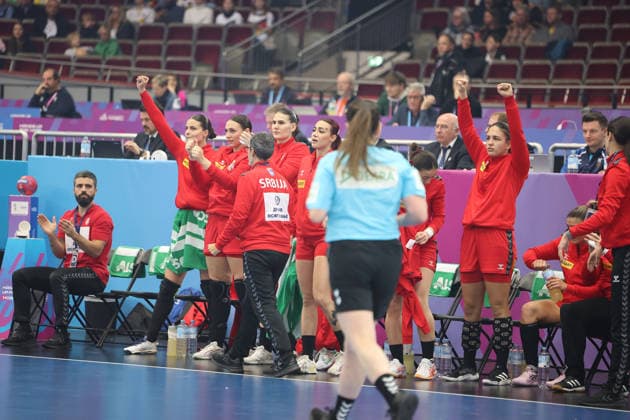 GER, Dortmund, 27th Wommens World Championship 2025, Main Round, Group II 2 Round Round Serbia Serbia SRB vs Faroe Islands Faroe Islands FRO 04 12 2025, Westfalenhalle, Dortmund, GER, Dortmund, 27th Wommens World Championship 2025, Main Round, Group II 2 Round Round Serbia Serbia SRB vs Faroe Islands Faroe Islands FRO , in the picture the Serbian bench is happy nordphotoxGmbHx xMeuter nph00351