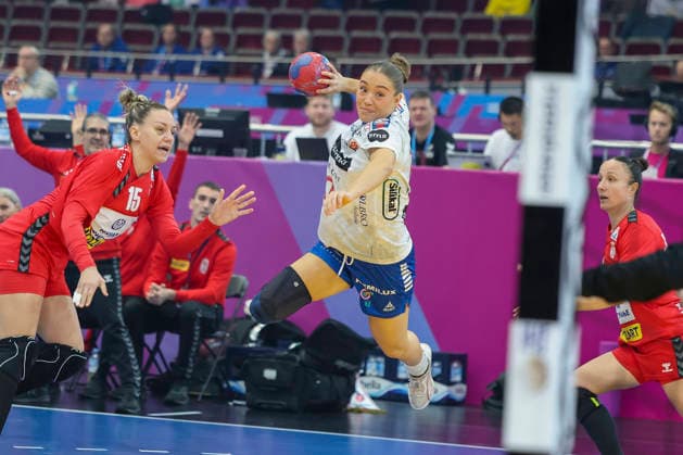 GER, Dortmund, 27th Wommens World Championship 2025, Main Round, Group II 2 Round Round Serbia Serbia SRB vs Faroe Islands FRO 04 12 2025, Westfalenhalle, Dortmund, GER, Dortmund, 27th Wommens World Championship 2025, Main Round, Group II 2 Round Round Serbia Serbia SRB vs Faroe Islands FRO , in the picture Suna HANSEN FRO 10 , in a duel against AnÄela JanjuÅ¡eviÄ‡ SRB 15 , nordphotoxGmbHx xMeuter nph00351