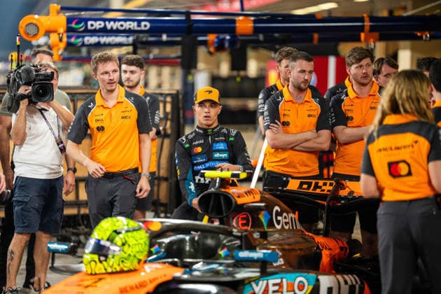 Abu Dhabi Grand Prix 2025 - Previews Lando Norris (Gbr) of McLaren Racing 4 during the McLaren Team photo shot to celebrate the end of the season on Thursday (Media day) during the Formula 1 Etihad Airways Abu Dhabi Grand Prix 2025 at the Yas Marina Circuit on December 4, 2025 . Photo by Photo by Antoine Lapeyre ABACAPRESS.COM Abu Dhabi United Arab Emirates  Copyright: xLapeyrexAntoine ABACAx