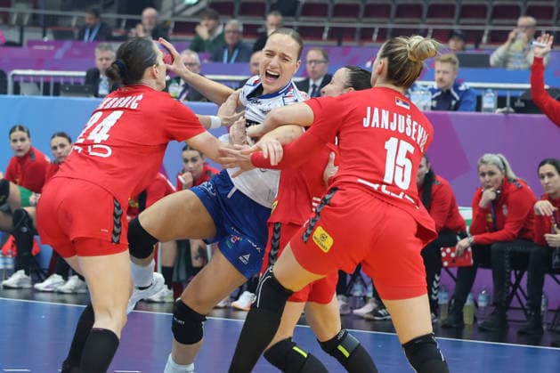 GER, Dortmund, 27th WommenÂ s World Championship 2025, Main Round Main Round, Group Group II 2 Round Round Serbia Serbia SRB vs Faroe Islands Faroe Islands FRO 04 12 2025, Westfalenhalle, Dortmund, GER, Dortmund, 27th WommenÂ s World Championship 2025, Main Round Main Round, Group Group II 2 Round Round Serbia Serbia SRB vs Faroe Islands Faroe Islands FRO , in the picture Pernille BRANDENBORG FRO 18 , in a duel against Jovana SkrobiÄ‡ SRB 24 , AnÄela JanjuÅ¡eviÄ‡ SRB 15 , nordphotoxGmbHx xMeuter nph00351