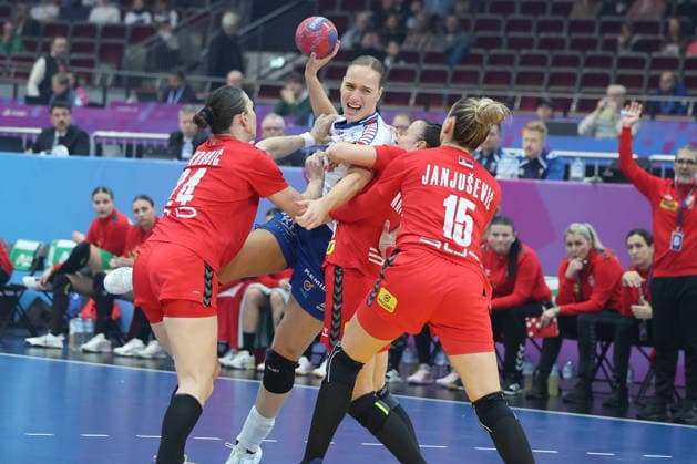 GER, Dortmund, 27th WommenÂ s World Championship 2025, Main Round Main Round, Group Group II 2 Round Round Serbia Serbia SRB vs Faroe Islands Faroe Islands FRO 04 12 2025, Westfalenhalle, Dortmund, GER, Dortmund, 27th WommenÂ s World Championship 2025, Main Round Main Round, Group Group II 2 Round Round Serbia Serbia SRB vs Faroe Islands Faroe Islands FRO , in the picture Pernille BRANDENBORG FRO 18 , in a duel against Jovana SkrobiÄ‡ SRB 24 , AnÄela JanjuÅ¡eviÄ‡ SRB 15 , nordphotoxGmbHx xMeuter nph00351