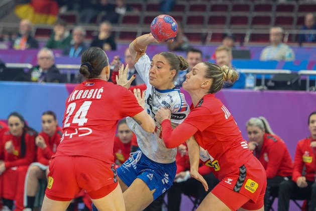 GER, Dortmund, 27th WommenÂ s World Championship 2025, Main Round Main Round, Group Group II 2 Round Round Serbia Serbia SRB vs Faroe Islands Faroe Islands FRO 04 12 2025, Westfalenhalle, Dortmund, GER, Dortmund, 27th WommenÂ s World Championship 2025, Main Round Main Round, Group Group II 2 Round Round Serbia Serbia SRB vs Faroe Islands Faroe Islands FRO , in the picture Suna HANSEN FRO 10 , in a duel against Jovana SkrobiÄ‡ SRB 24 , AnÄela JanjuÅ¡eviÄ‡ SRB 15 , nordphotoxGmbHx xMeuter nph00351