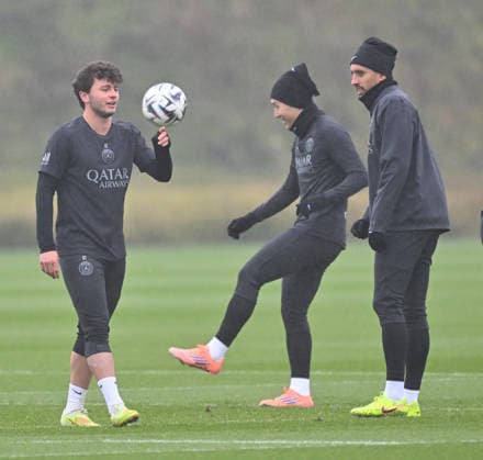 Paris Saint-Germain media day at the PSG Campus POISSY, FRANCE - DECEMBER 04: Players of Paris Saint-Germain Joao Neves (L) and Marquinhos (R) in action during a training session on media day at the PSG Campus in Poissy, west of Paris, France on December 04, 2025. Mustafa Yalcin Anadolu Poissy France. Editorial use only. Please get in touch for any other usage.  Copyright: x2025xAnadoluxMustafaxYalcinx