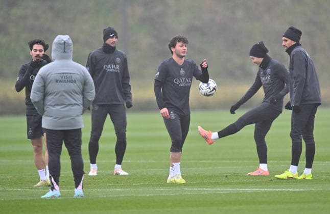 Paris Saint-Germain media day at the PSG Campus POISSY, FRANCE - DECEMBER 04: Players of Paris Saint-Germain Joao Neves (C), Marquinhos (R), Fabian Ruiz (2nd L) and Vitinha (L) in action during a training session on media day at the PSG Campus in Poissy, west of Paris, France on December 04, 2025. Mustafa Yalcin Anadolu Poissy France. Editorial use only. Please get in touch for any other usage.  Copyright: x2025xAnadoluxMustafaxYalcinx