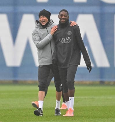 Paris Saint-Germain media day at the PSG Campus POISSY, FRANCE - DECEMBER 04: Head coach of PSG Luis Enrique (L) and Ousmane Dembele (R) gesture during a training session on media day at the PSG Campus in Poissy, west of Paris, France on December 04, 2025. Mustafa Yalcin Anadolu Poissy France. Editorial use only. Please get in touch for any other usage.  Copyright: x2025xAnadoluxMustafaxYalcinx